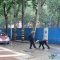 【全民拍客】交警冒雨修补坑洼路面保道路畅通