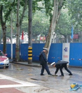【全民拍客】交警冒雨修补坑洼路面保道路畅通